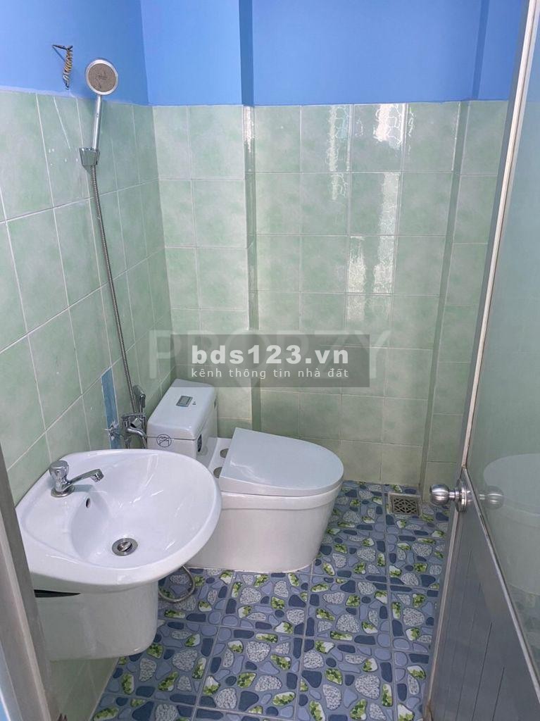 Nhà đường Cách Mạng Tháng 8, Quận 3, diện tích 3.2x10m, 5pn, 15tr giảm 12tr