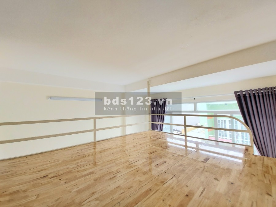 Căn hộ ban công, gác lửng còn mới nguyên gần cầu Lê Văn. Sỹ, giá 5.2 triệu/tháng