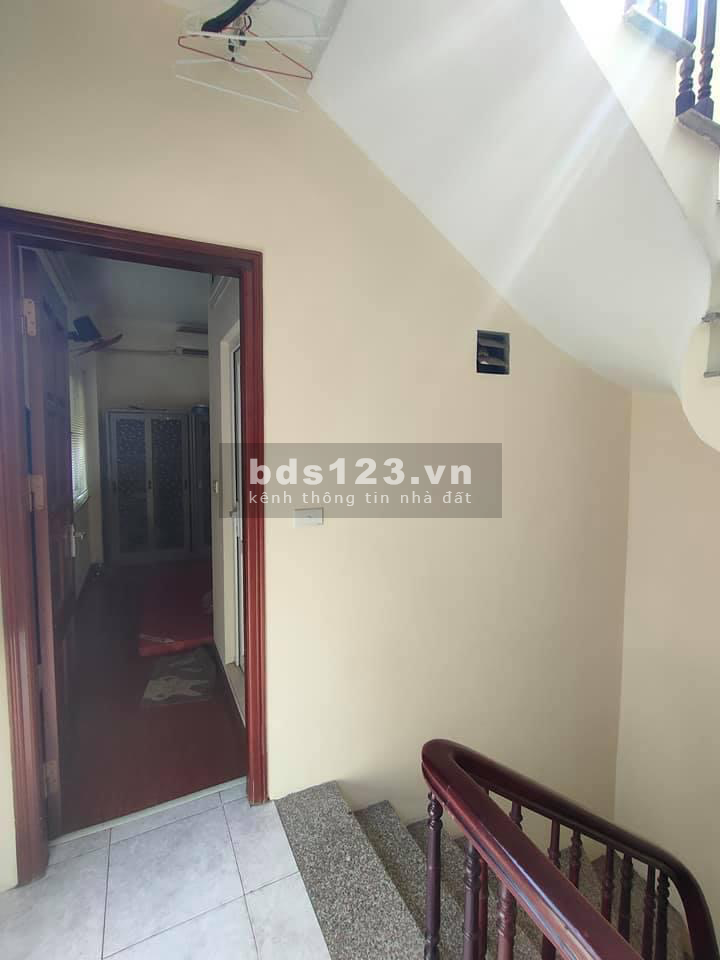 Nguyên căn Hoàng Hoa Thám 32m2, 6 tầng, 5 phòng, giá chỉ có 2,8 tỷ.
