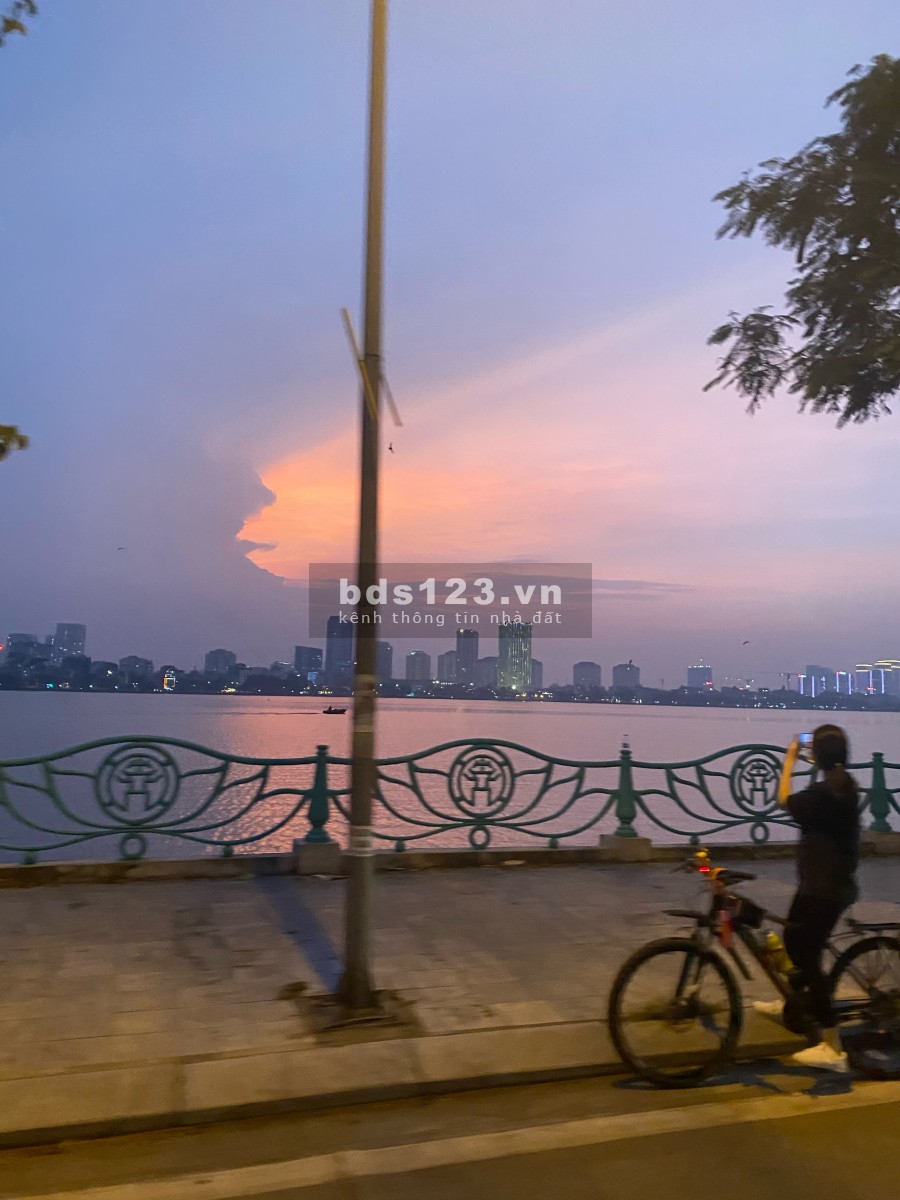 Nguyên căn Hoàng Hoa Thám 32m2, 6 tầng, 5 phòng, giá chỉ có 2,8 tỷ.