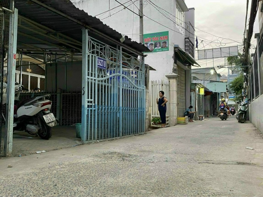 Bán nhà mặt tiền hẻm xe hơi 1627/8 Huỳnh Tấn Phát, Phú Mỹ, Quận 7.