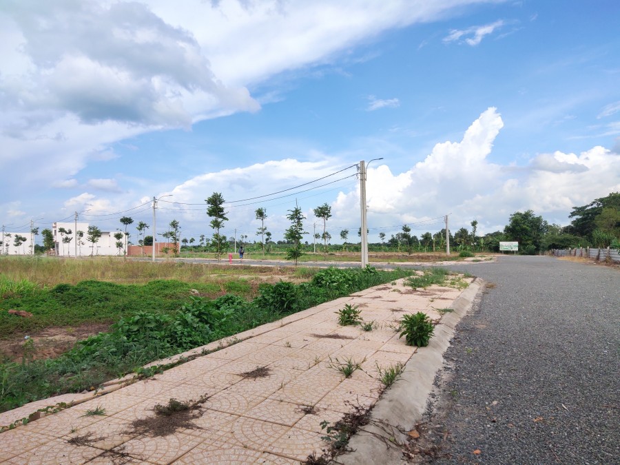 Bán đất thổ cư 100% giá rẻ KDC Minh Trí Cái Tắc. Cách TP. Cần Thơ khoảng 10 phút di chuyển.