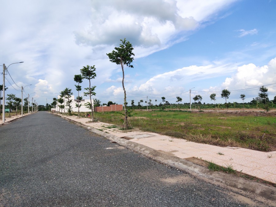 Bán đất thổ cư 100% giá rẻ KDC Minh Trí Cái Tắc. Cách TP. Cần Thơ khoảng 10 phút di chuyển.