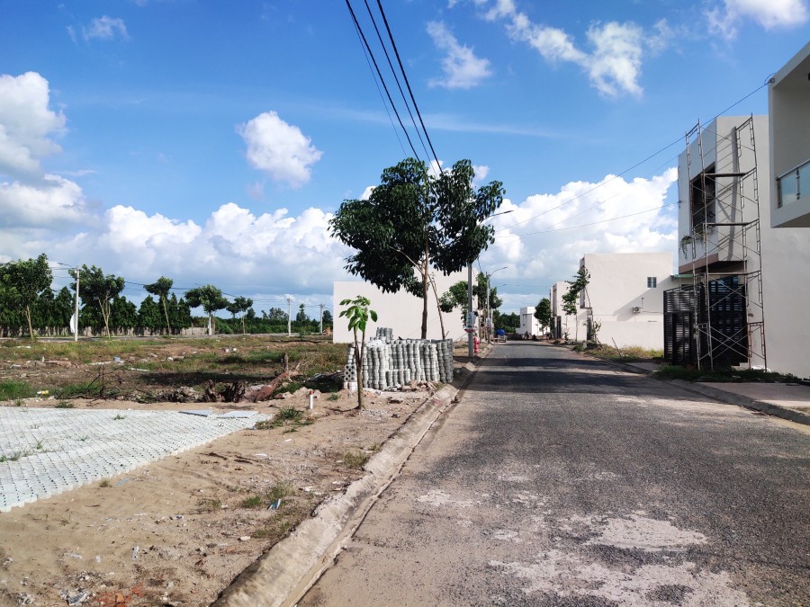 Bán đất thổ cư 100% giá rẻ KDC Minh Trí Cái Tắc. Cách TP. Cần Thơ khoảng 10 phút di chuyển.