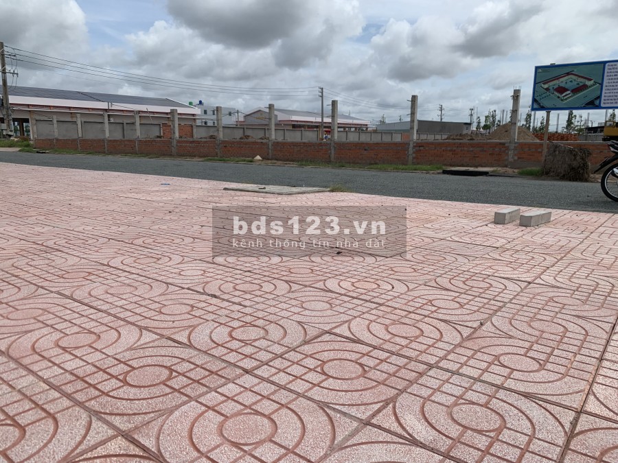 Đất nền giá tốt mặt tiền trong chợ Thạnh Phú, giá bán 12 triệu/m2, lhcc