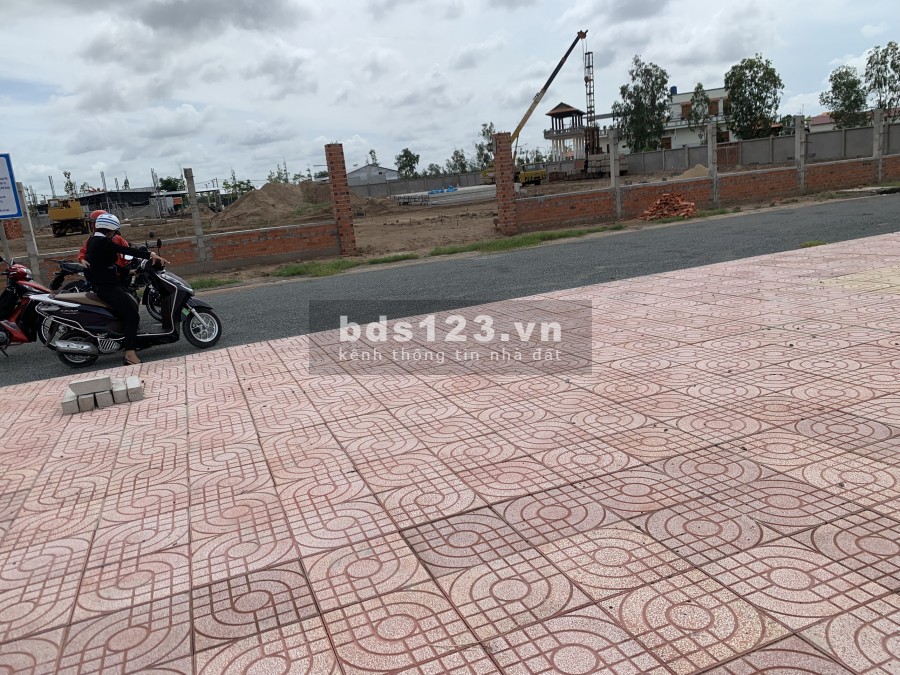 Đất nền giá tốt mặt tiền trong chợ Thạnh Phú, giá bán 12 triệu/m2, lhcc