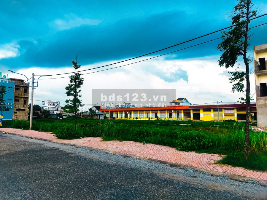 Cần bán gấp lô đất nền mặt tiền chợ. Sổ Hồng riêng từng nền