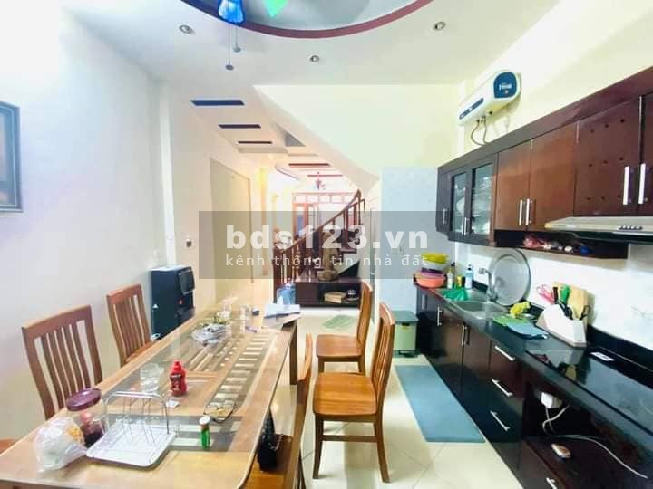 Nhà Cầu Giấy giá hơn 5 tỷ, còn đường Nguyễn Khang, đúc 4 tầng đúc