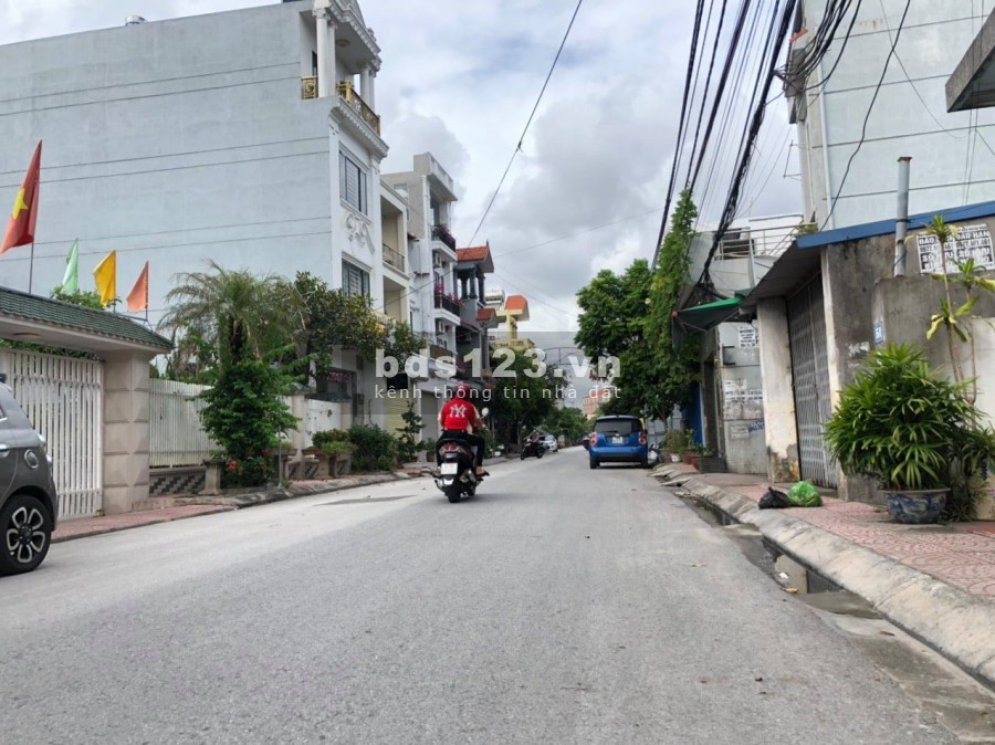 Bán lô đất 71.3m2, lô góc bìa đỏ chính chủ, đường rộng 10m, giá 2.85 tỷ