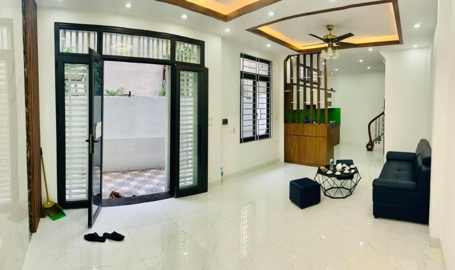 Bán nhà 169 Hoàng Mai, dt 42m2, 5 tầng, mt 7m, lô góc, ô tô đổ cổng, chỉ 4.1 tỷ