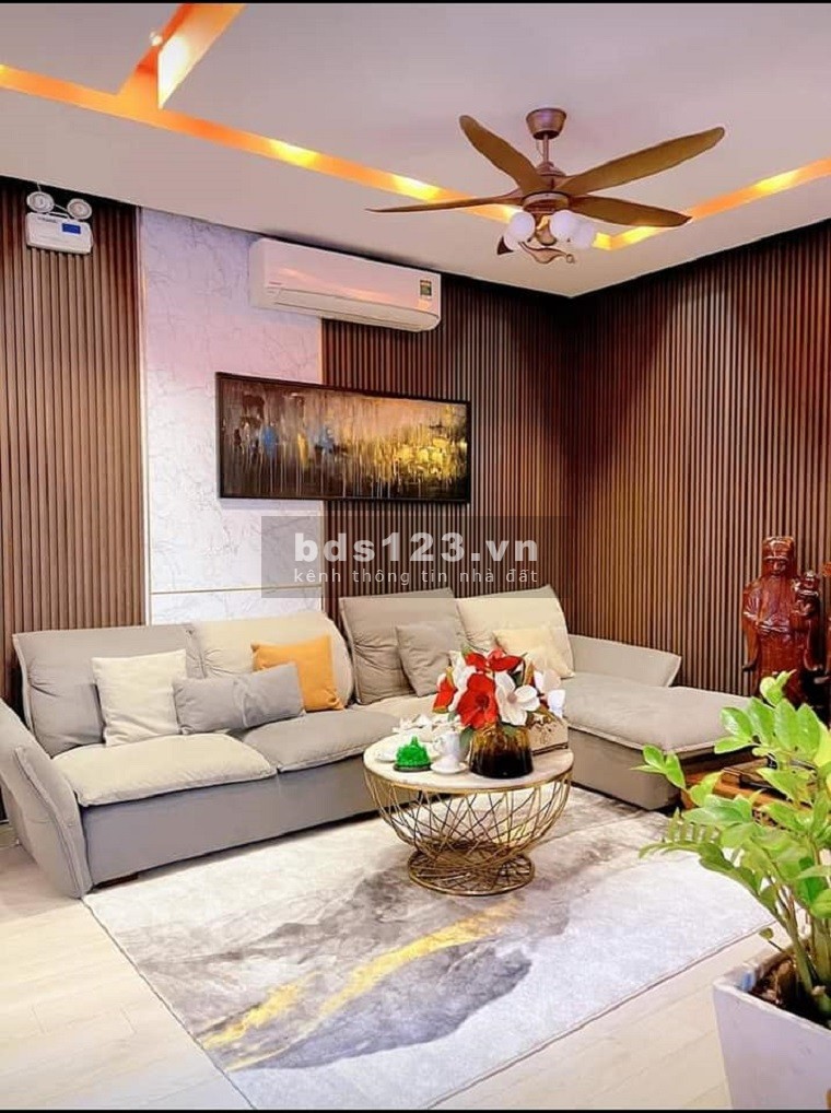Bán gấp nhà nguyên căn hồ Bồ Đề, diện tích 45m2, 4 tầng, giá bán 4 tỷ