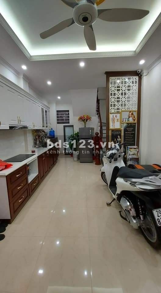 Cần bán nhà Lạc Long Quân 31m2 giá 3,85 tỷ, ngõ nông gần ô tô, an sinh tốt