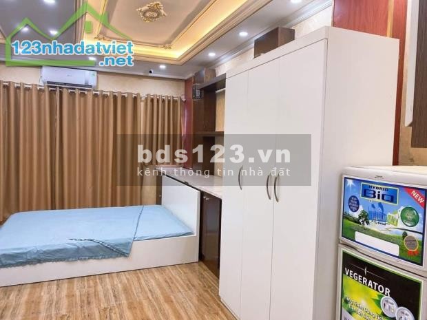 Giá bán 4.2 tỷ, ô tô vào nhà bán nhà đường Nguyên Hồng, dt 31m2, 4 tầng đúc
