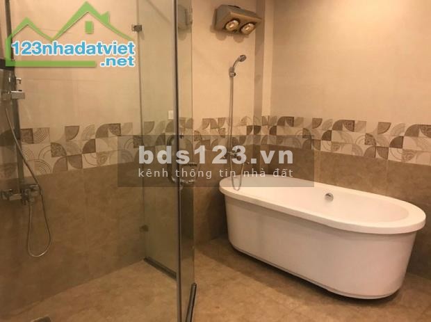 Giá bán 4.2 tỷ, ô tô vào nhà bán nhà đường Nguyên Hồng, dt 31m2, 4 tầng đúc