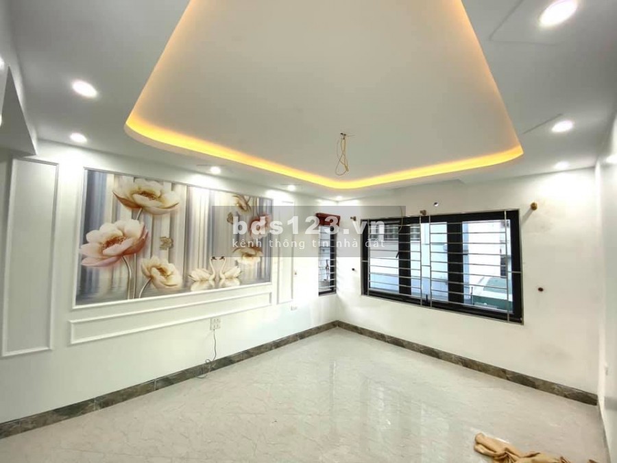 Nhỉnh 2 tỷ oto đỗ cửa lô góc diện tích 30m2, 5 tầng Phố Lĩnh Nam