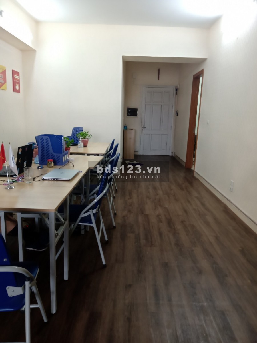Cho thuê Chung cư C14 Tố Hữu 2 phòng ngủ 70m2 chỉ có nóng lạnh + kệ bếp 7 triệu/th. LH 0377983070