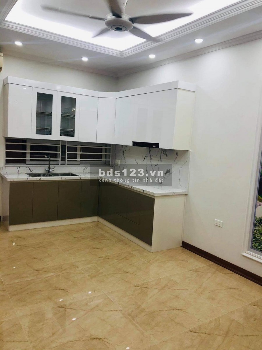 Ngõ 213 Trung Kính, gara- oto tránh, nội thất nhập khẩu sịn xò, dt 57m2 đúc 6 tầng chỉ 14.1 tỷ