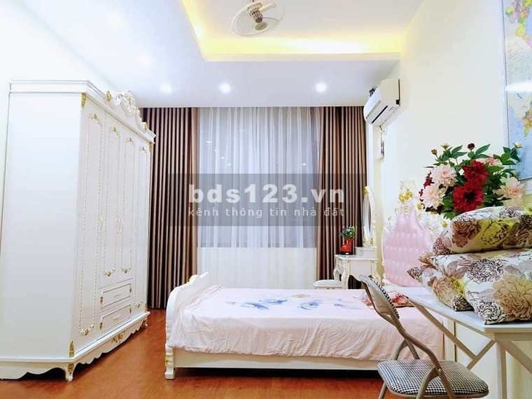 Bán gấp nhà nguyên căn hồ Bồ Đề, diện tích 45m2, 4 tầng, giá bán 4 tỷ