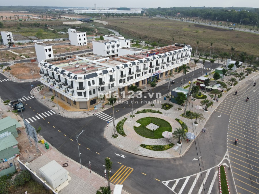 Bán Nhà mặt tiền Shop House vị trí đắc địa, tiện ích đầy đủ