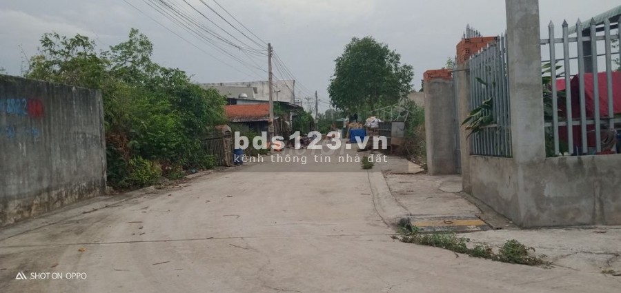 Bán nhà cấp 4 gần Cổng Mỹ Phước 3, có diện tích 100m2 sổ hồng riêng, có vị trí đẹp giá rẻ