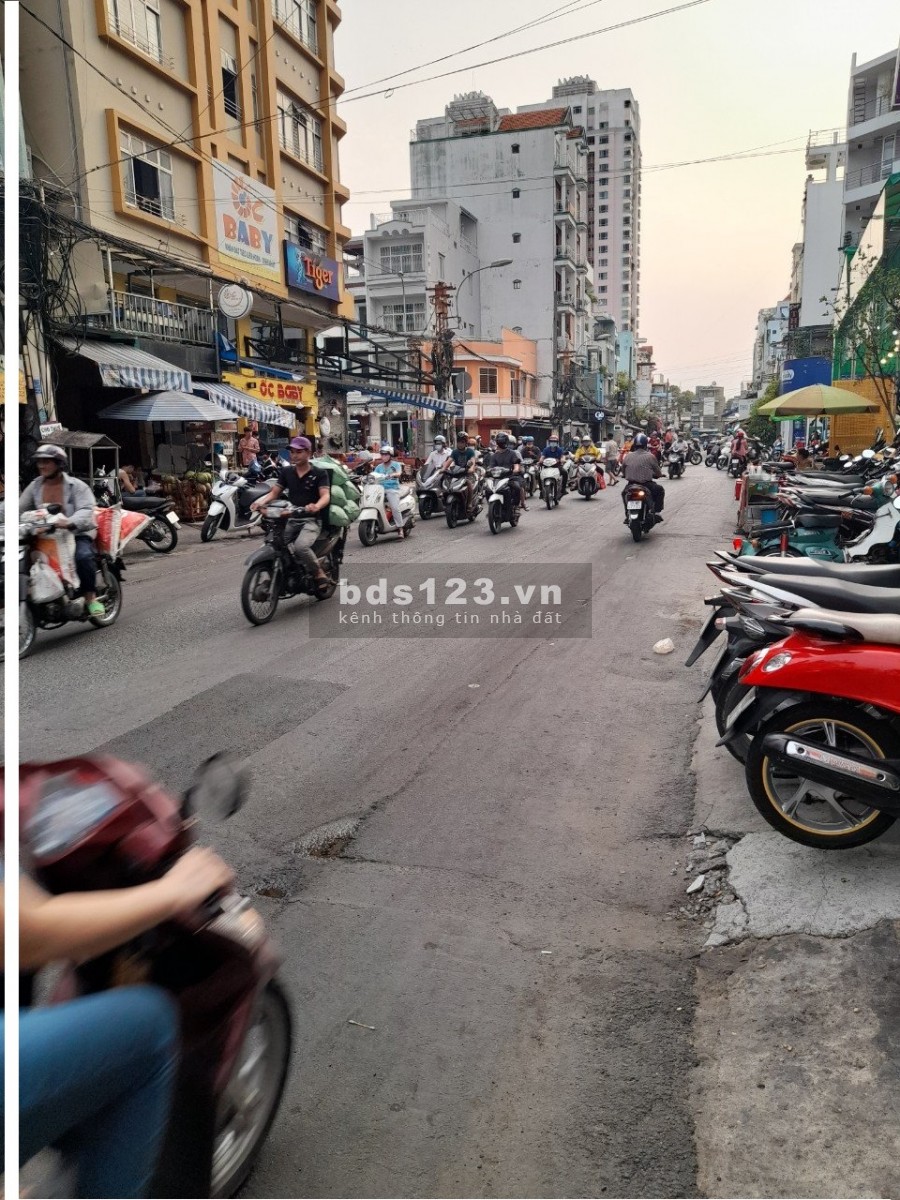 Cho thuê mặt bằng. Hướng tây tứ trạch 2 mặt tiền, tiếp giáp các Quận lớn