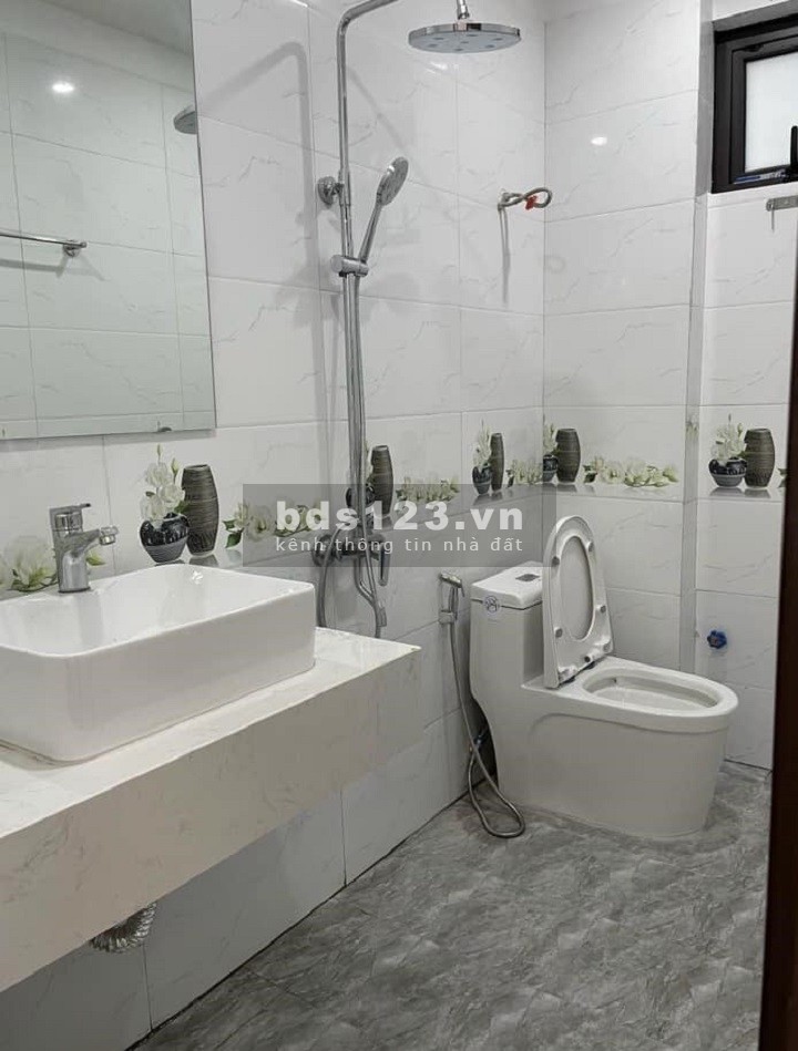 Bán gấp nhà nguyên căn hồ Bồ Đề, diện tích 45m2, 4 tầng, giá bán 4 tỷ
