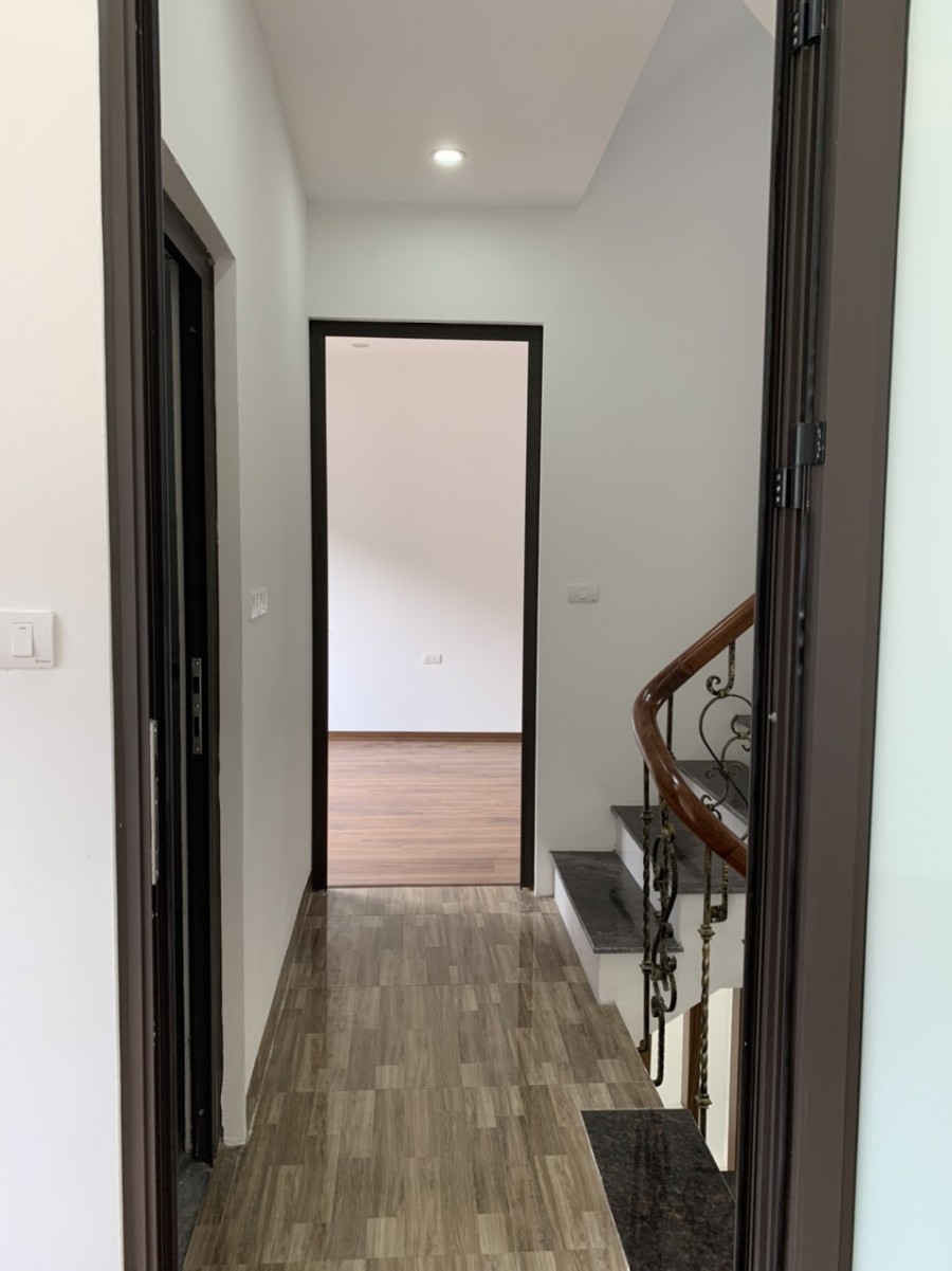 Bán nhà 169 Hoàng Mai, dt 42m2, 5 tầng, mt 7m, lô góc, ô tô đổ cổng, chỉ 4.1 tỷ