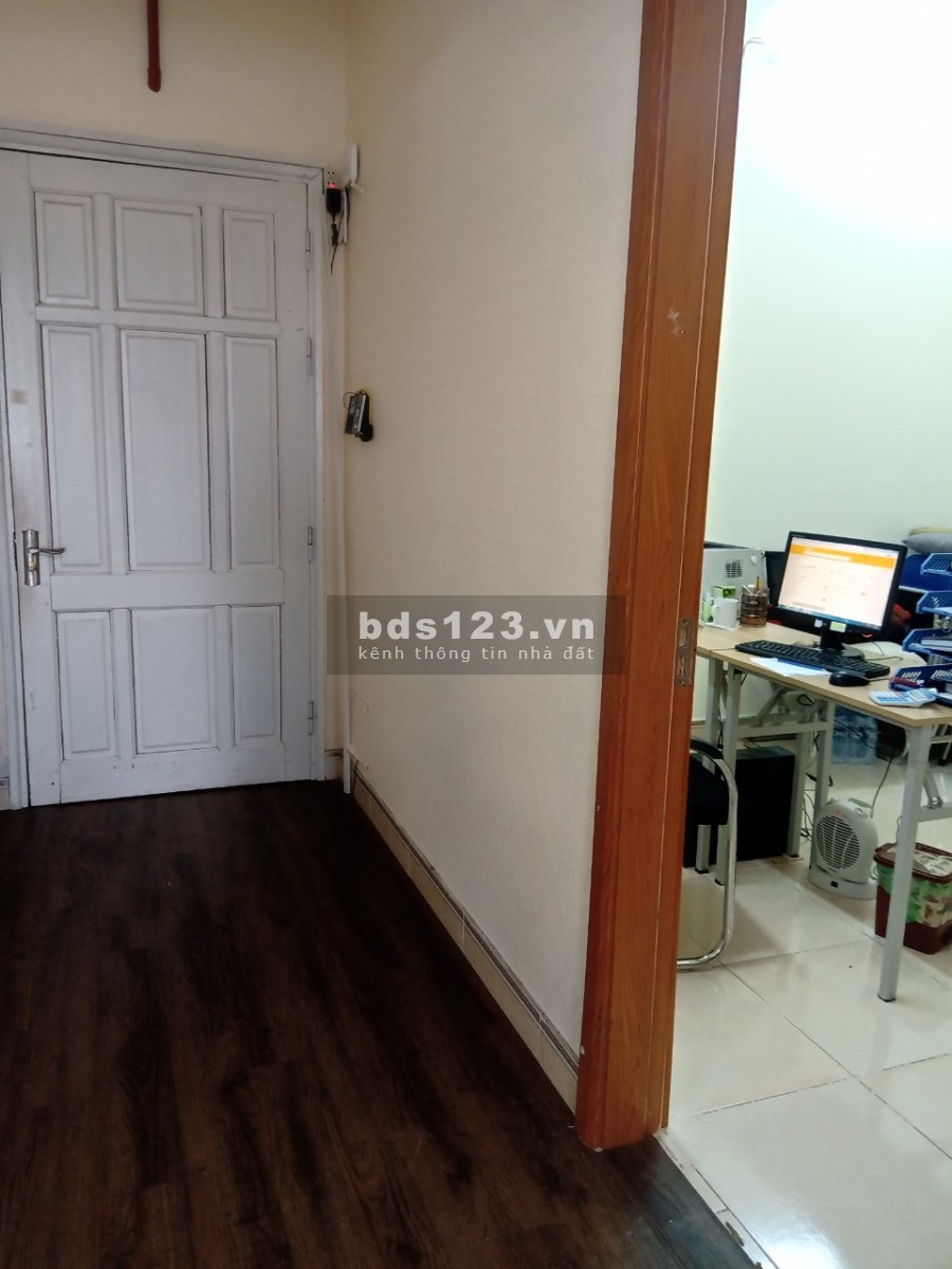 Cho thuê Chung cư C14 Tố Hữu 2 phòng ngủ 70m2 chỉ có nóng lạnh + kệ bếp 7 triệu/th. LH 0377983070