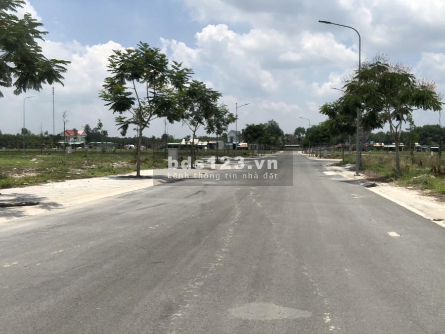 Tôi cần bán mảnh đất dịch vụ khu D gần Trung Tâm Thương Mại dt 130m2