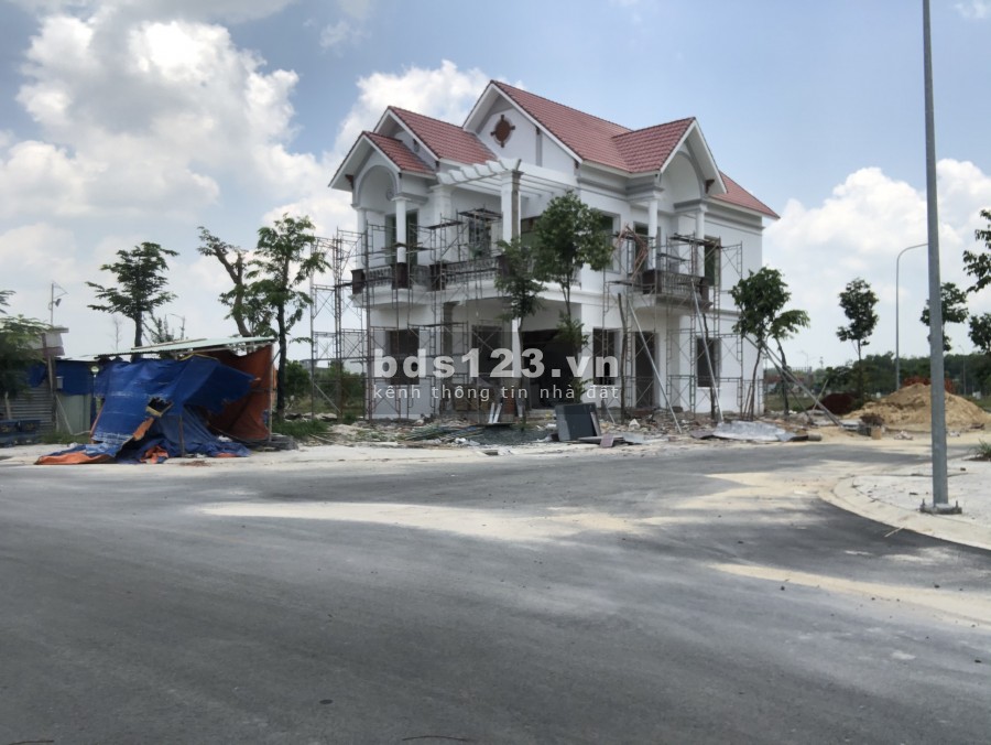 Tôi cần bán mảnh đất dịch vụ khu D gần Trung Tâm Thương Mại dt 130m2