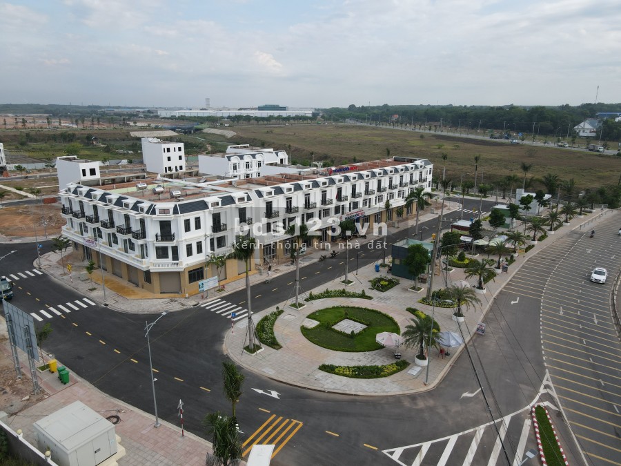 Bán Nhà mặt tiền Shop House vị trí đắc địa, tiện ích đầy đủ