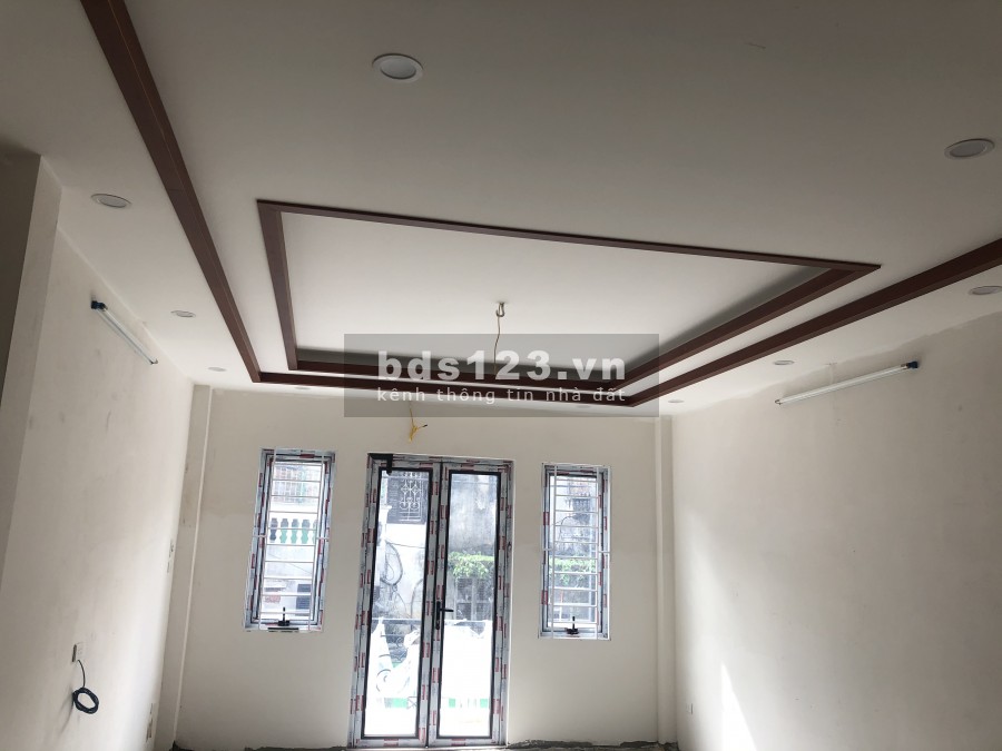 SĐCC bán nhà 40m2 mặt tiền kinh doanh, ô tô qua cửa tại ngõ phố Tân Mai.