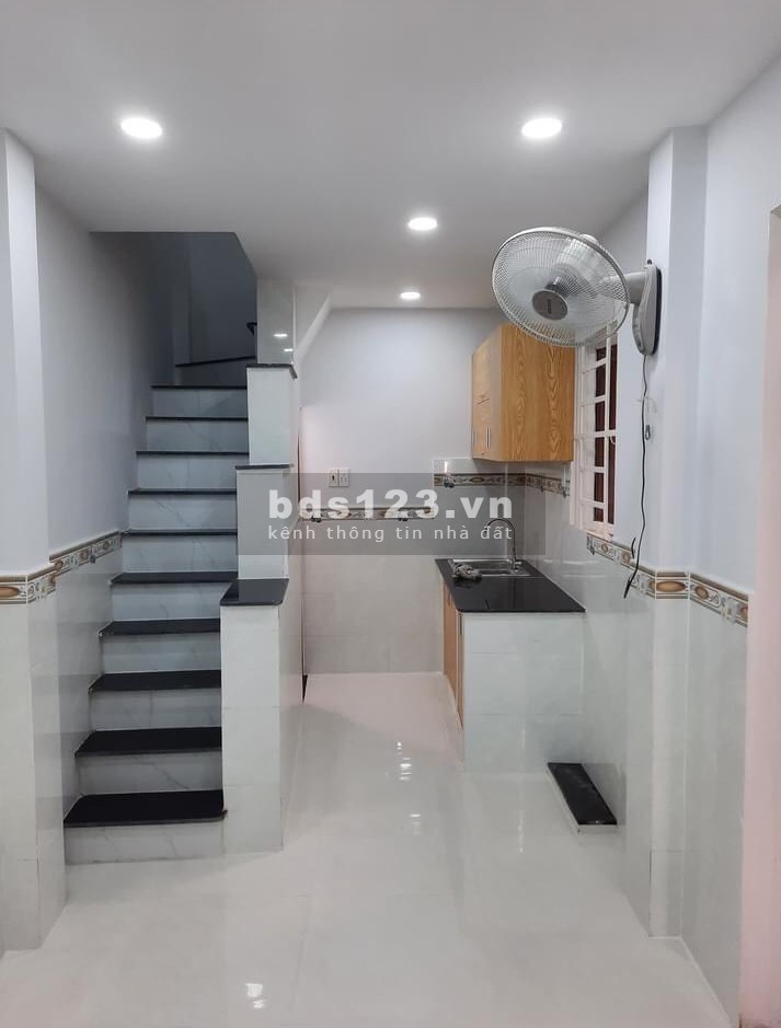 Nhà ngay trung tâm Lý Thường Kiệt Q 10, 16m2, hẻm xe hơi, chỉ 2 tỷ 1