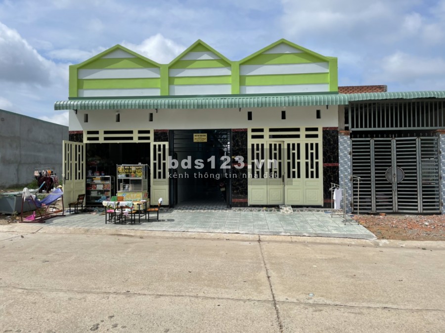 300m2, bao gồm 12 phòng + 2 ki ốt (14 phòng) chia làm 2 dãy. Dãy 6 phòng và 1 ki ốt. Giá bán: 1 tỷ 500 triệu/dãy (bao sổ sách)