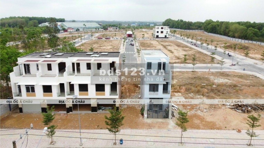 Bán đất gần trường đại học Việt Đức góc 3 mặt tiền đối diện trung tâm thương mại kinh doanh và cho thuê mặt bằng được ngay.