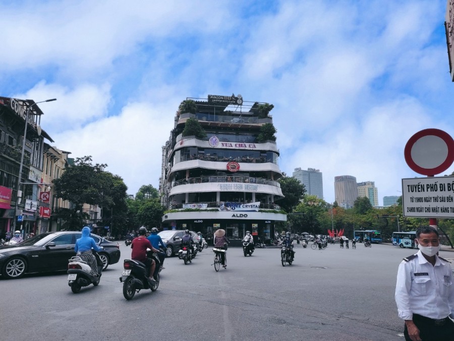 Mặt Phố Cổ Hàng Đào - Quận Hoàn Kiếm - Toà Nhà 8 Tầng Thang Máy - Doanh Thu 2.4 Tỷ/1 Năm.