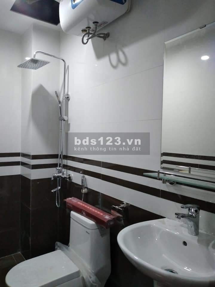 Bán nhà mới gần phố Nguyễn Văn Cừ, Long Biên, dt 35m2, 5 tầng giá 3.3 tỷ, lhcc