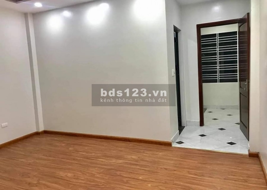 Nhà đẹp ở ngay đường Xuân Đỗ, Cự Khối, ba gác tránh, 5 tầng x 36m2, chỉ 2,5 tỷ.