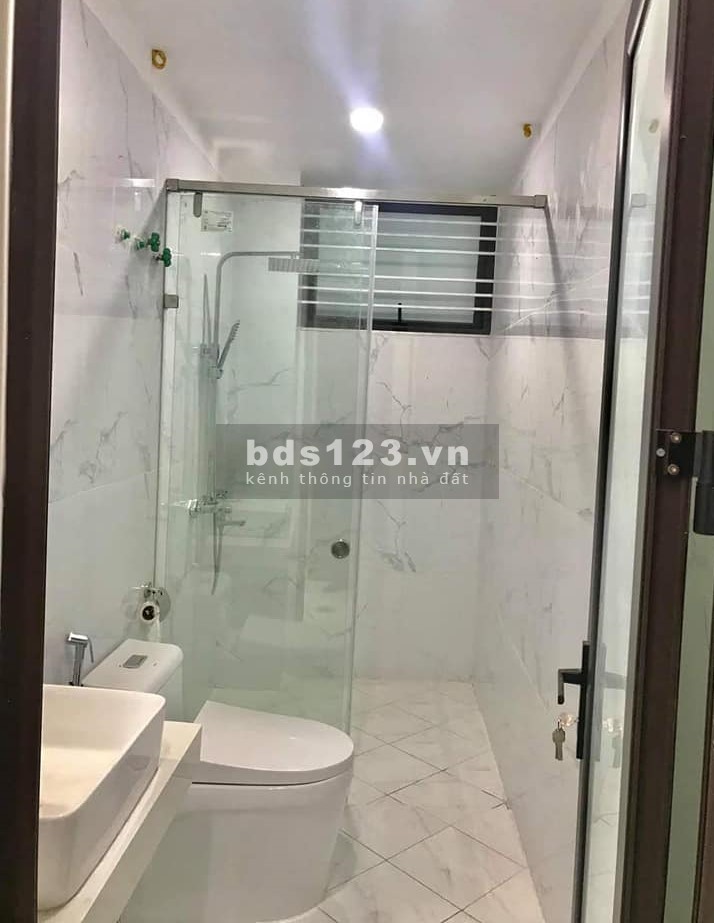 Nhà đẹp ở ngay đường Xuân Đỗ, Cự Khối, ba gác tránh, 5 tầng x 36m2, chỉ 2,5 tỷ.