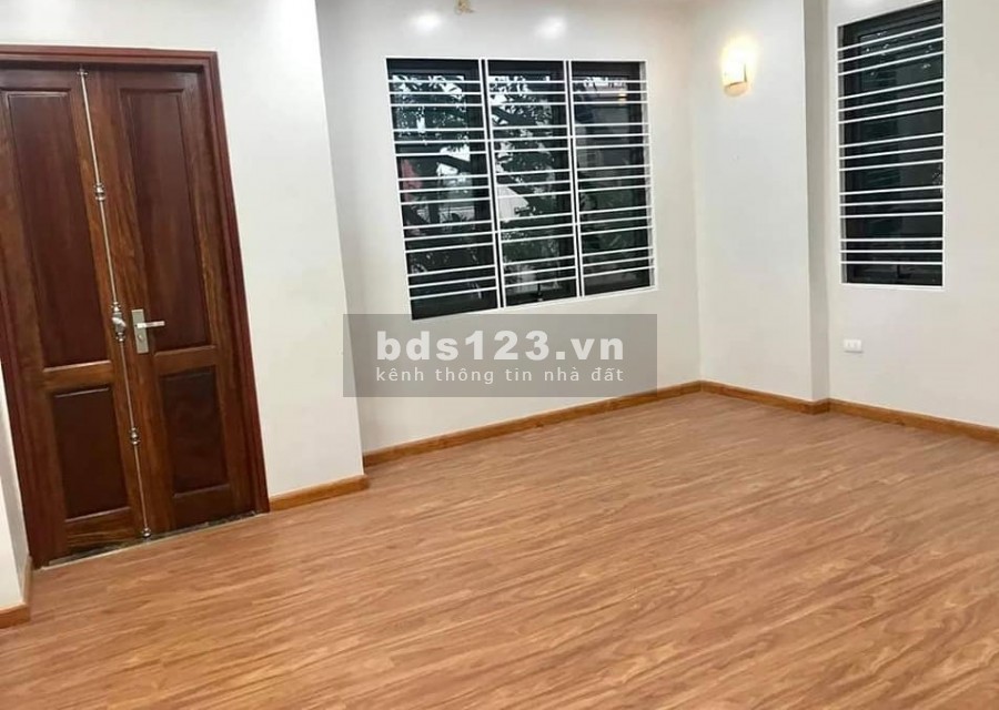 Nhà đẹp ở ngay đường Xuân Đỗ, Cự Khối, ba gác tránh, 5 tầng x 36m2, chỉ 2,5 tỷ.