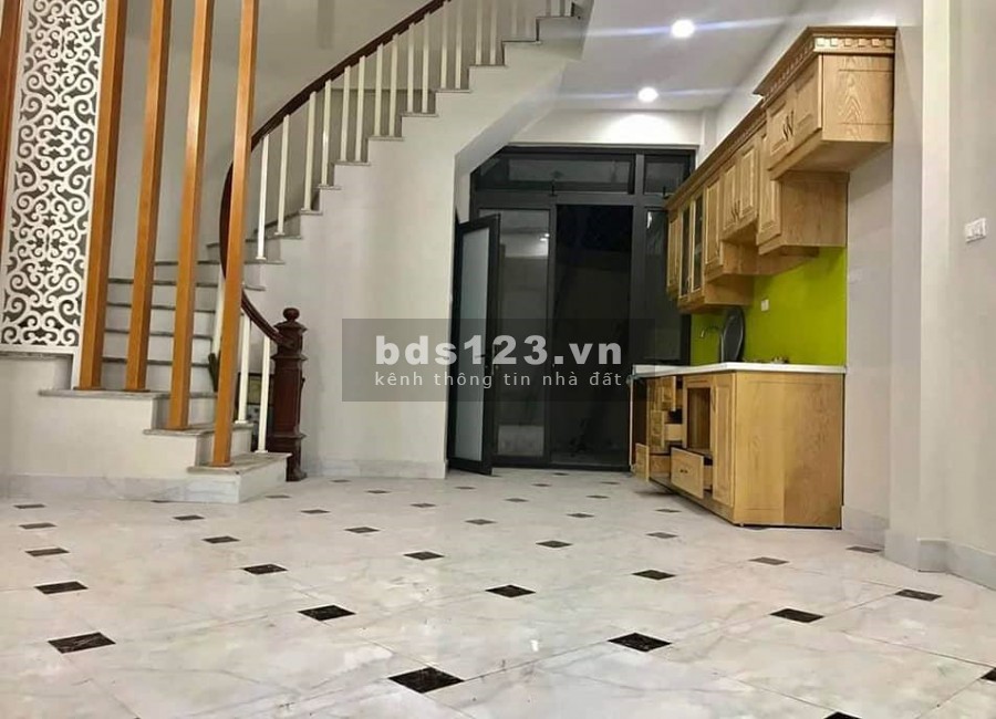 Nhà đẹp ở ngay đường Xuân Đỗ, Cự Khối, ba gác tránh, 5 tầng x 36m2, chỉ 2,5 tỷ.
