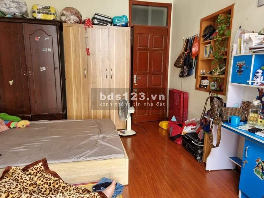 Bán nhà Lạc Long Quân dt 45m2 giá 4.75 tỷ thông 2 mặt Phố, ô tô 7 chỗ vào nhà.