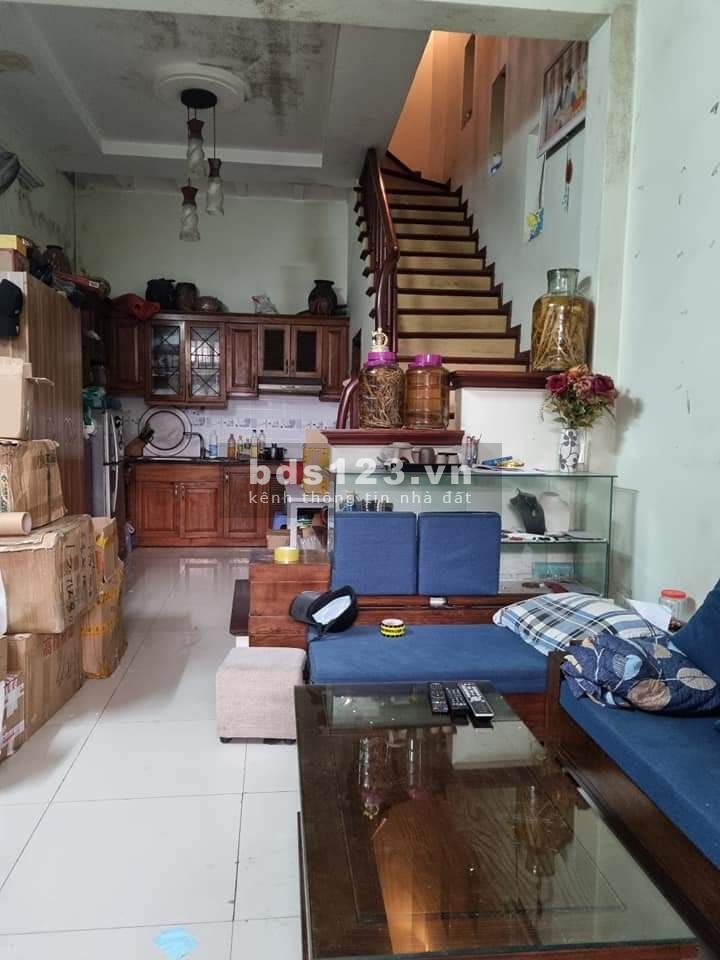 Bán nhà Lạc Long Quân dt 45m2 giá 4.75 tỷ thông 2 mặt Phố, ô tô 7 chỗ vào nhà.