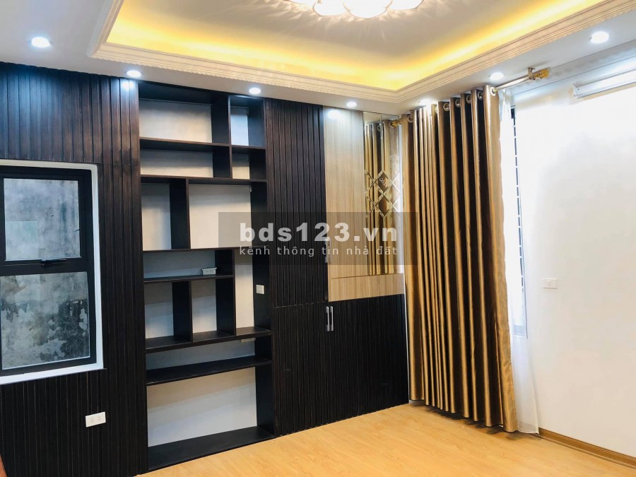 Cần bán nhà nguyên căn phố Nghĩa Tân dt 40m2, 5 tầng, giá 4,7 tỷ, còn mới đẹp