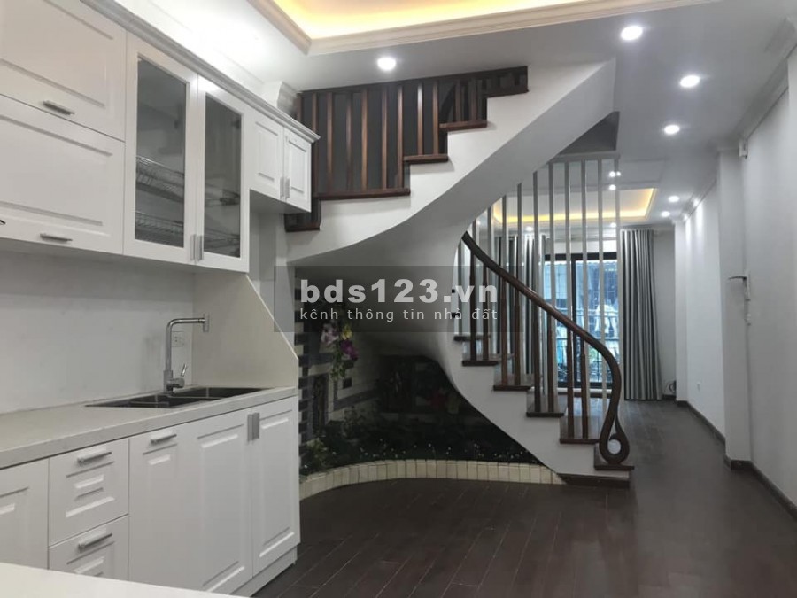 Bán nhà Hoàng Quốc Việt Võ Chí Công, Quận Cầu Giấy. DT 40m2, 5 tầng, giá 4.85 tỷ, ngõ Nông Thông