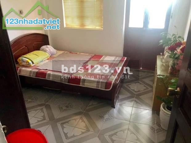 Bán nhà mặt ngõ Thịnh Quang, Đống Đa, dt 35m2, 5 tầng, giá 3,35 tỷ