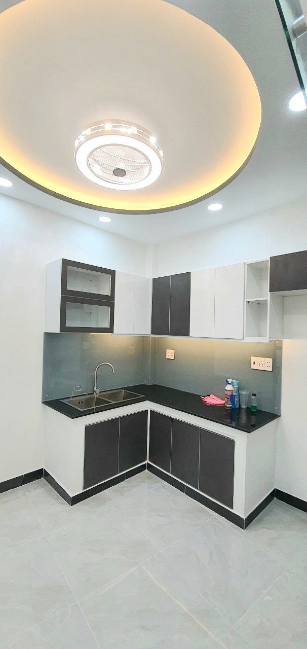Nhà mới, 33m2, máy lạnh, máy nước nóng sẵn, vào ở ngay hẻm Nguyễn Duy P9 Q8
