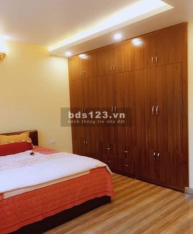 Bán nhà phố Nguyễn Văn Cừ, ở ngay, dt 38.4m2, mt 4m, giá chỉ hơn 3 tỷ