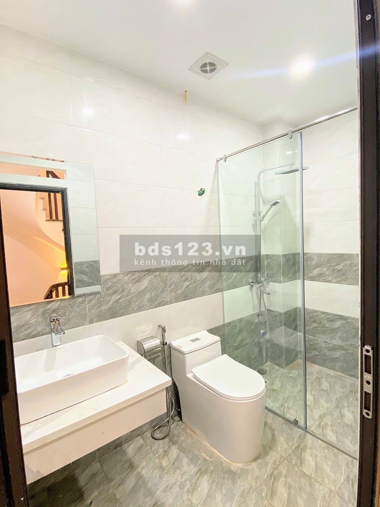 Bán nhà phố Nguyễn Văn Cừ, ở ngay, dt 38.4m2, mt 4m, giá chỉ hơn 3 tỷ