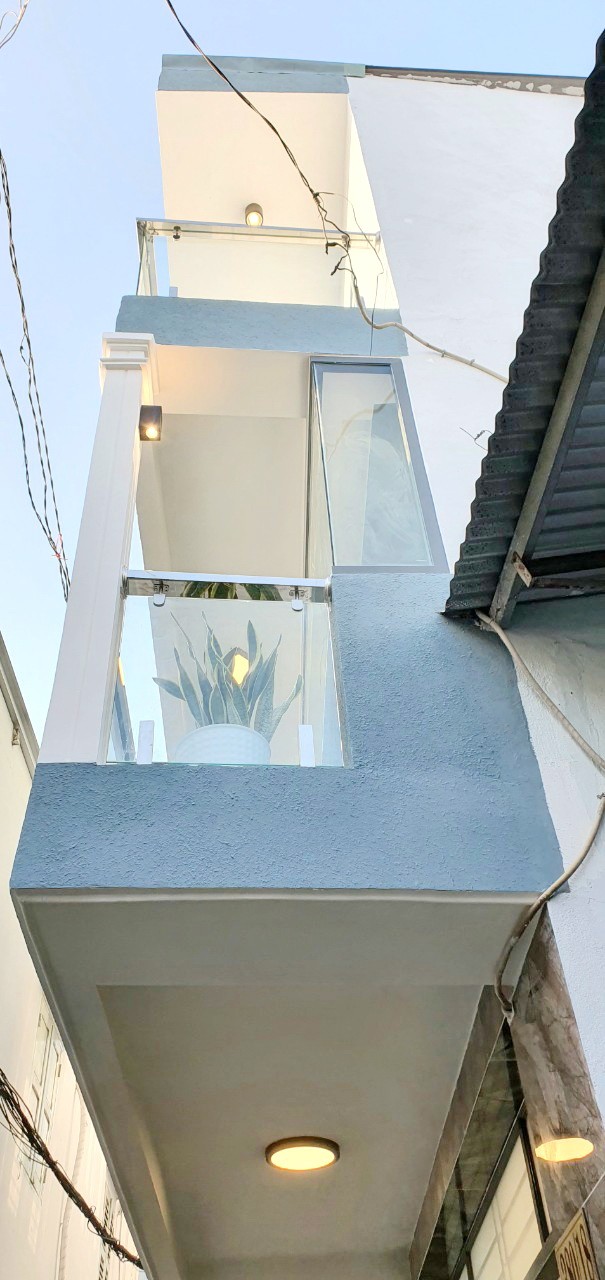 Nhà mới, 33m2, máy lạnh, máy nước nóng sẵn, vào ở ngay hẻm Nguyễn Duy P9 Q8